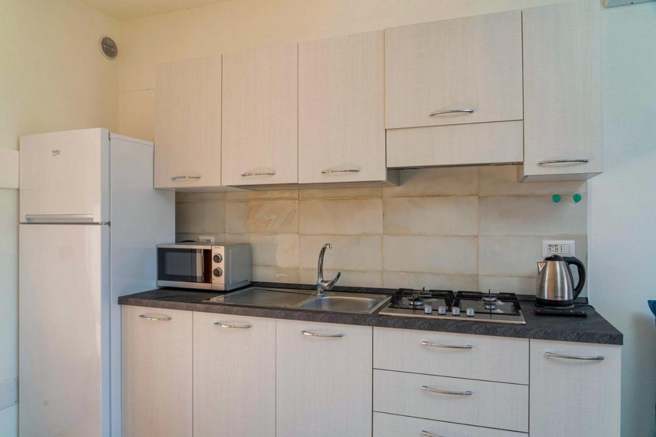 Appartamento Residenziale Trilocale 6 Posti Letto Via Oristano San Teodoro  Exterior foto